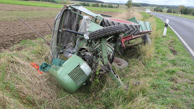 Der Senior, der diesen Traktor nahe Unterschwappach gesteuert hatte, musste schwerverletzt in eine Fachklinik nach Bad Neustadt eingeliefert werden. Der Senior, der diesen Traktor nahe Unterschwappach gesteuert hatte, musste schwerverletzt in eine Fachklinik nach Bad Neustadt eingeliefert werden.