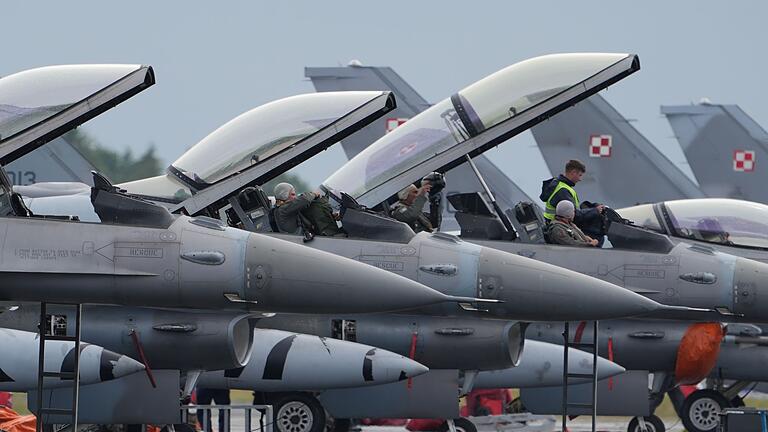 Neue Sipri-Zahlen zum globalen Rüstungshandel       -  US-Kampfjets vom Typ F-16 während eines Nato-Manövers. (Archivbild)