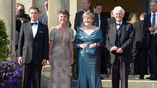 Eröffnung der Festspiele       -  Angela Merkel (CDU, 2. f.r.) und ihr Mann Joachim Sauer (l) Brigitte Merk-Erbe ( 2.v.l.), und ihr Mann Thomas Erbe (r) beim Staatsempfang in Bayreuth.