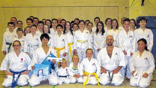 Letztes Training: In Tauberbischofsheim wollten sich zahlreiche Karatekas von Tatsuhiro Madokoro (2. von links) verabschieden.