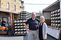 Der Inhaber der Wernecker Bierbrauerei, Hans Jörg Lang, und seine Tochter Christine wickeln derzeit die Firma ab. Jede Menge Leergut und volle Bierkästen werden auf dem Brauereihof von Mitarbeiter Tin Nguyen (links) noch bewegt.