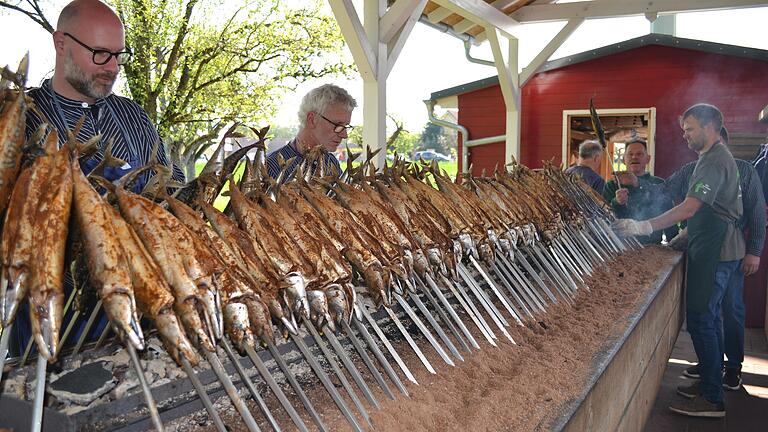 Steckerlfische brauchen viele Hände bis zur Köstlichkeit.