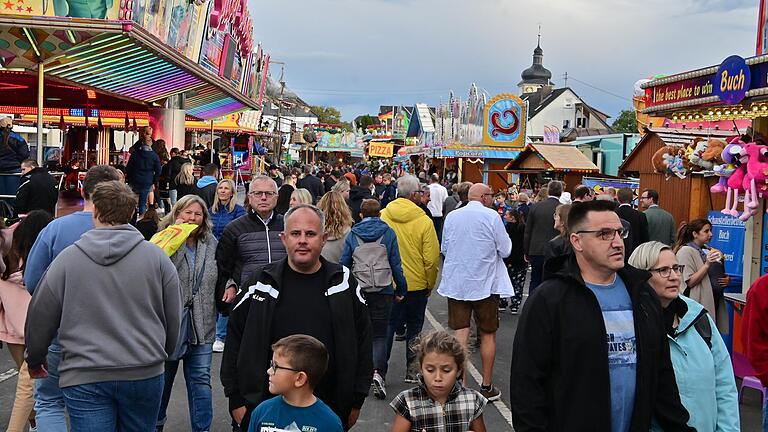 Durchwachsenes Wetter machte es den Machern der Königshöfer Messe teilweise schwer. Trotzdem strömten viele Menschen zum Volksfest im Taubertal. Durchwachsenes Wetter machte es den Machern der Königshöfer Messe teilweise schwer. Trotzdem strömten viele Menschen zum Volksfest im Taubertal.
