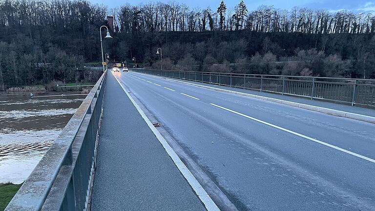 Kein Platz für einen Radweg auf der Alten Mainbrücke. Könnte Tempo 30 dort für mehr Sicherheit sorgen? Kein Platz für einen Radweg auf der Alten Mainbrücke. Könnte Tempo 30 dort für mehr Sicherheit sorgen?