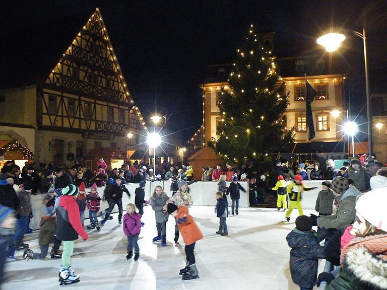 Beim Röttinger Winterzauber kann man sich auf dem Marktplatz auf einer Kunststoff-Eisbahn austoben. Beim Röttinger Winterzauber kann man sich auf dem Marktplatz auf einer Kunststoff-Eisbahn austoben.