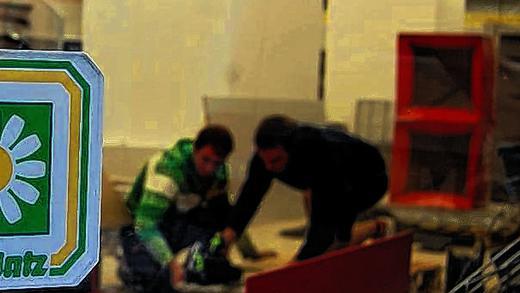 Fleißige Handwerker: Da, wo Ihr Platz war, wird die Einrichtung für Mäc-Geiz eingebaut. Fleißige Handwerker: Da, wo Ihr Platz war, wird die Einrichtung für Mäc-Geiz eingebaut.