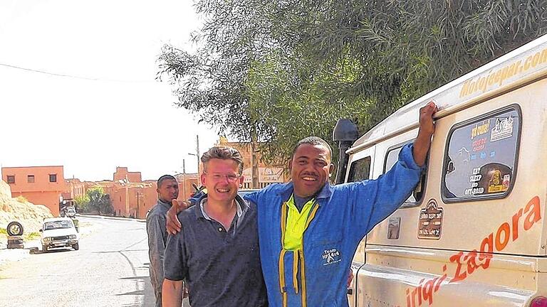 Quer durch die Sahara: Der Lengfelder Arzt Jürgen Berthold (links) mit Mechanikern bei seiner 7000-Kilometer-Tour für einen guten Zweck.