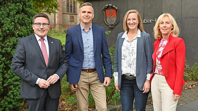 Landrat Christoph Schauder (links) berief Frank Mittnacht zum Leiter des neuen Amtes für Kultur und Tourismus und Ina Nolte zur Leiterin des Amtes für Wirtschaft und Klimaschutz. Dezernentin Ursula Mühleck begrüßt die Neuordnung in ihrem Bereich.