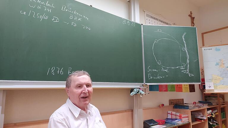 Egbert Heger in einem Klassenzimmer der Grundschule Oberleichtersbach. - Egbert Heger in einem Klassenzimmer der Grundschule Oberleichtersbach. Egbert Heger in einem Klassenzimmer der Grundschule Oberleichtersbach. - Egbert Heger in einem Klassenzimmer der Grundschule Oberleichtersbach.