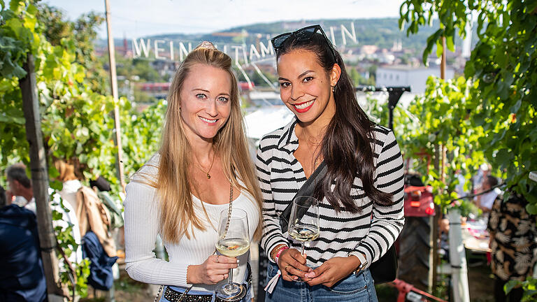 Zahlreiche Menschen besuchen m 26.07.23 das 'Wein am Stein' Weinfest beim Weingut Knoll in Würzburg.