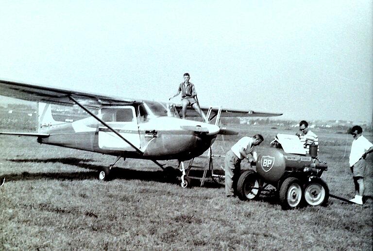 Besonders stolz war man damals auf die erste mobile Tankstelle für die Flugzeuge. Besonders stolz war man damals auf die erste mobile Tankstelle für die Flugzeuge.