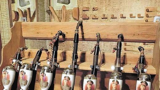 Rauchen mit dem Kronprinzen: Diese Gesteckpfeifen mit dem Bild von Kronprinz Wilhelm, dem Sohn von Wilhelm II, wurden Weihnachten 1914 bei einer Feuerpause an deutsche Soldaten in Frankreich verteilt. Wilhelm war der deutsche Führer der 5. Armee im Ersten Weltkrieg sowie Kronprinz des Deutschen Reiches und von Preußen. Die seltenen Stücke gehören zur historischen Pfeifensammlung von Anton Manger in Wollbach. Rauchen mit dem Kronprinzen: Diese Gesteckpfeifen mit dem Bild von Kronprinz Wilhelm, dem Sohn von Wilhelm II, wurden Weihnachten 1914 bei einer Feuerpause an deutsche Soldaten in Frankreich verteilt. Wilhelm war der deutsche Führer der 5. Armee im Ersten Weltkrieg sowie Kronprinz des Deutschen Reiches und von Preußen. Die seltenen Stücke gehören zur historischen Pfeifensammlung von Anton Manger in Wollbach.