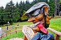 Der Humor kommt nicht zu kurz bei der Kreuzbergtour. Dieser gesägte und geschnitzte Mountainbiker aus Holz verführt an der Gemündener Hütte zum Schmunzeln.