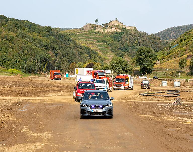Das Bild zeigt die Ankunft der Kolonne mit Fahrzeugen der Feuerwehren Gerolzhofen, Unterspiesheim und Gerolzhofen in Rech. Das Bild zeigt die Ankunft der Kolonne mit Fahrzeugen der Feuerwehren Gerolzhofen, Unterspiesheim und Gerolzhofen in Rech.