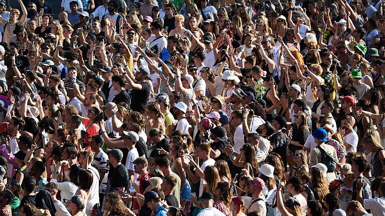 Lollapalooza Festival Berlin       -  Die Temperaturen lagen zum Auftakt des Festivals bei mehr als 30 Grad.