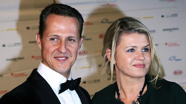 Michael und Corinna  Schumacher       -  Mehrere Männer sollen versucht haben, Michael und Corinna Schumacher mit privaten Fotos zu erpressen. (Archivbild)