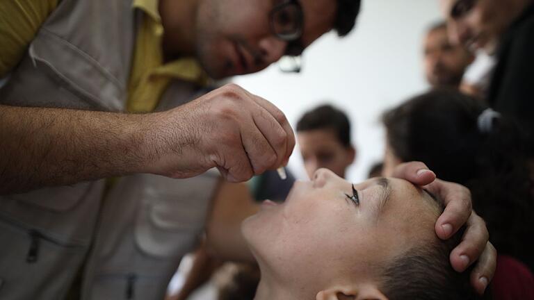 Nahostkonflikt - Nuseirat       -  Im umkämpften Gazastreifen hat die zweite Runde der Polio-Impfungen begonnen.