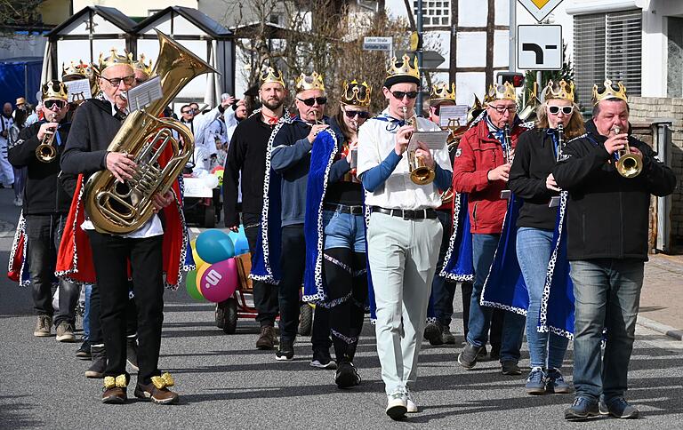 Die bekrönte Blasmusik führte den Faschingszug an.
