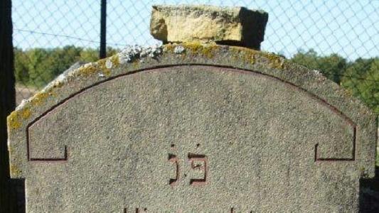 Die Grabsteine der Familie Hahn: Auf dem israelitischen Friedhof bei Gerolzhofen zeigt sich auch ein Stück jüdischer Begräbniskultur. Ein schon belegtes Grab darf nicht noch einmal genutzt werden. Deswegen ist Moritz neben seinem Vater Abraham beerdigt, Abrahams und Moritz' Ehefrauen Ernestine und Babette haben Einzelgräber in räumlichem Abstand. Die Grabsteine der Familie Hahn: Auf dem israelitischen Friedhof bei Gerolzhofen zeigt sich auch ein Stück jüdischer Begräbniskultur. Ein schon belegtes Grab darf nicht noch einmal genutzt werden. Deswegen ist Moritz neben seinem Vater Abraham beerdigt, Abrahams und Moritz' Ehefrauen Ernestine und Babette haben Einzelgräber in räumlichem Abstand.