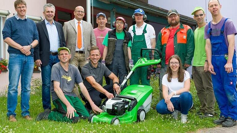 Spendenübergabe: (v. l.) Marcus Lux (SOS-Dorf), Michael Putschko, Robert Köhler (beide STIHL), Gary Heinl (SOS-Dorf), vorne Mitte Daniel Mähler (Gartentechnik Mähler) und das Landschaftspflegeteam des Dorfes.