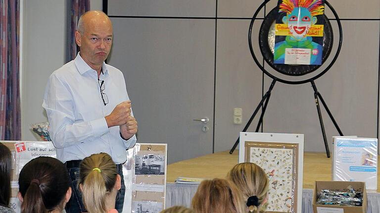 Dr. Friedrich-Wilhelm Grelle spricht mit den Schülern der fünften Klassen im Olympia-Morata-Gymnasium über Zahngesundheit.