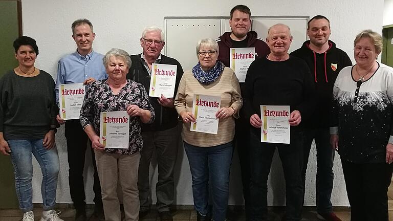 Auf dem Foto Bärbel Behr (Vorstand Wirtschaftsbetrieb), Jochen Kreß (40 Jahre), Johanna Schoppel (40 Jahre), Edwin Schoppel (50 Jahre), Maria Schneidawind (40 Jahre), Markus Kast (25 Jahre), Helmut Valtenmeier (25 Jahre), Sebastian Kneuer (Vorstand Sport), Margit Kast (Vorstand Öffentlichkeit).