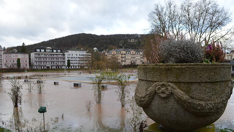 Vorerst sind überall weitere Niederschläge gemeldet. Kaum ist in Bad Kissingen die erste Hochwasser-Welle von Weihnachten etwas abgeebbt, kommt auch schon eine neue. Am Pegel des Regentenbaus, der maßgeblich für die Wettersituation in Bad Kissingen ist, war am Mittwoch, 3. Januar, um sieben Uhr morgens die Meldestufe drei erreicht gewesen. Gegen Mittag beruhigte sich das Wetter etwas, um 12 Uhr zeigte der Pegel am Regentenbau 3,60 Meter an.