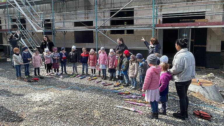 Beim Richtfest für den neuen Kindergarten durften die Kinder nicht fehlen, die hier ihr Lied von den 'fleißigen Handwerkern' singen.