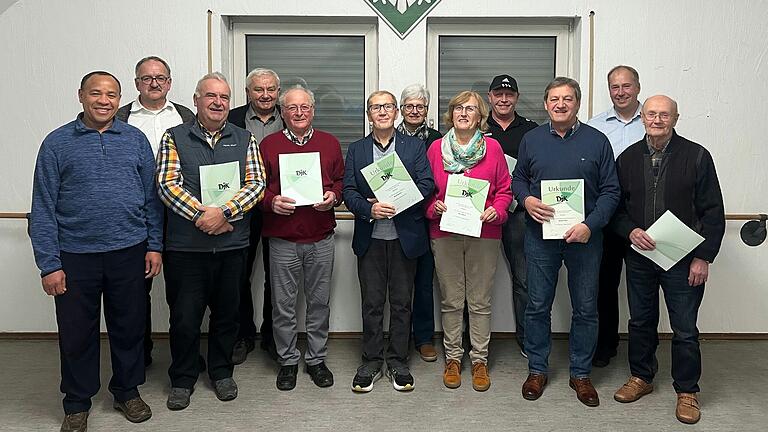 Im Bild (von links): Pfarrer Damian Emeka Ikejiama, Albrecht Dazer (2. Bürgermeister), Erich Müller, Gebhard Büttner, Theo Mikus, Bernd Brönner, Christa Markert, Doris Werner, Manfred Hopf, Werner Pickel (Ehrenamtsbeauftragter), Thomas Solf (1. Vorsitzender), Rudolf Engert. Im Bild (von links): Pfarrer Damian Emeka Ikejiama, Albrecht Dazer (2. Bürgermeister), Erich Müller, Gebhard Büttner, Theo Mikus, Bernd Brönner, Christa Markert, Doris Werner, Manfred Hopf, Werner Pickel (Ehrenamtsbeauftragter), Thomas Solf (1. Vorsitzender), Rudolf Engert.