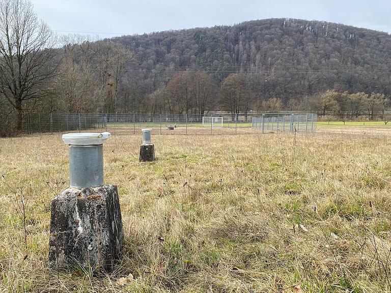 Außer den Brunnen sollen auch diese Messpegel rund um die Brunnen verschwinden.