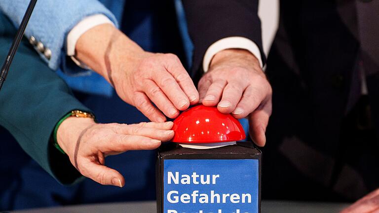 Deutscher Wetterdienst stellt Gefahrenportal vor - Auf dem Portal lassen sich neben Warnungen auch Tipps für den Fall einer Naturgefahr finden. Deutscher Wetterdienst stellt Gefahrenportal vor - Auf dem Portal lassen sich neben Warnungen auch Tipps für den Fall einer Naturgefahr finden.