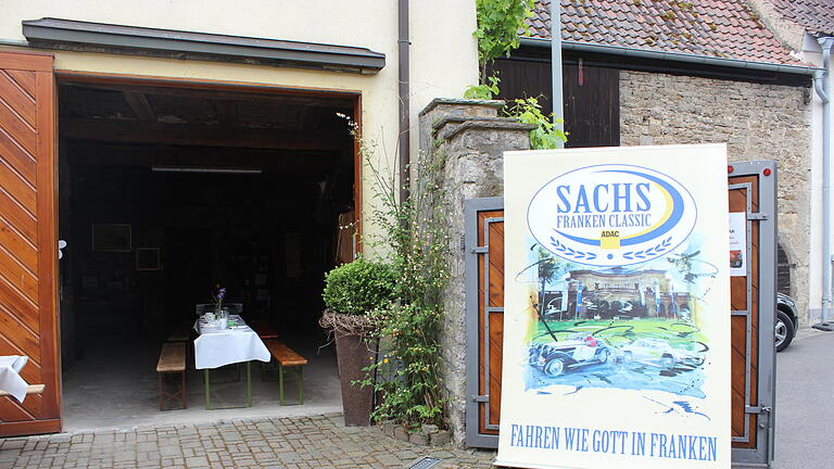 Sachs-Classic 2015       -  'Fahren wie Gott in Franken': Dieses Motto galt wieder für die Teilnehmer bei der 16. Sachs-Franken-Classic mit ihren bildschönen historischen Fahrzeugen. Hier bei der Frühstückspause in Fahr.