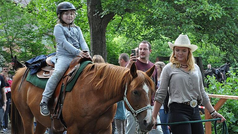 Programm gab's natürlich auch für die jungen Besucher: sie durften auf Pferden reiten.