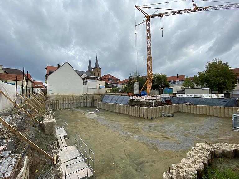 Als großes Loch klafft seit Monaten die künftige Tiefgarage im Boden im Anschluss an den historischen 'Wilden Mann'(weiße Giebelwand hinten im Bild). Die Betonpfähle der Außenwand zeigen die Dimension der unterirdischen Garage mit 32 Stellplätzen.