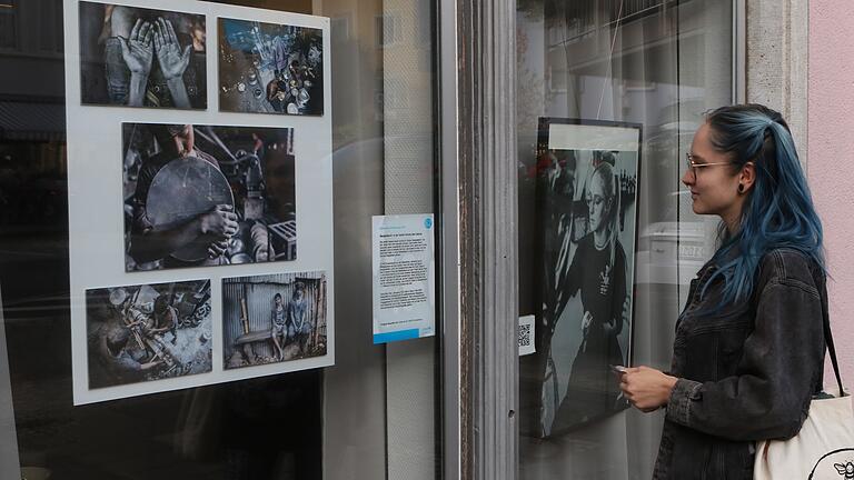 Blick in andere Welten: Kitzingen hat sich derzeit wieder in eine Schaufenster-Galerie verwandelt.