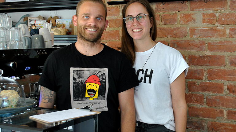 Sofia und Christopher Kuhn haben in der Rathausstraße 7 in Bad Königshofen ein kleines Café eröffnet.