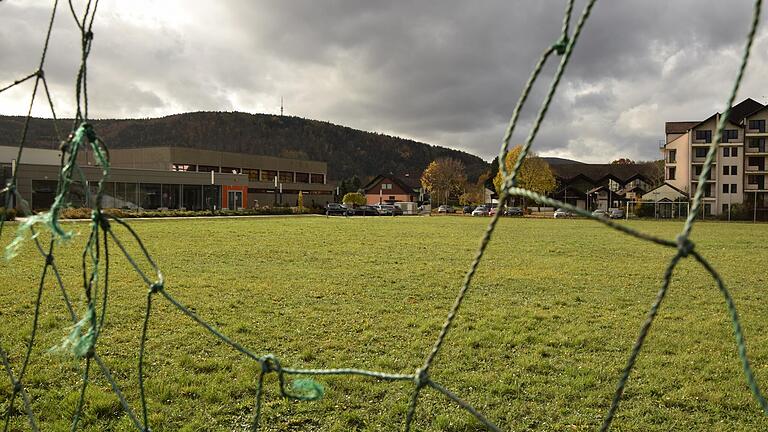 Auf dem bisherigen Sportplatz neben dem Hallenbad in Gemünden soll die neue Kindertagesstätte St. Martin errichtet werden.