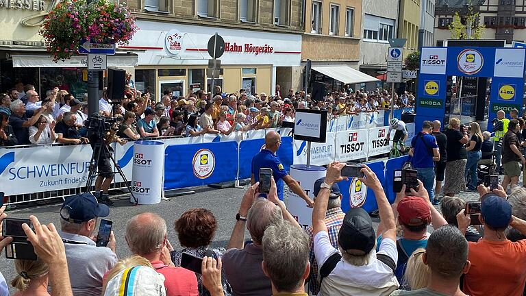 Beim Prolog der Deutschland-Tour, der am Marktplatz startete und 2,9 Kilometer durch die Stadt führte, waren am Mittwoch mehrere Tausend Besucher an den Straßenrändern und feierten die Radsportler.