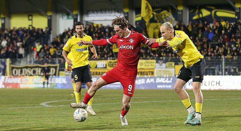 Kickers-Angreifer Lado Akhalaia (am Ball) hatte gegen die Bayreuther Abwehrspieler Edwin Schwarz (hinten) und Leo Eberle (rechts) einen schweren Stand. Kickers-Angreifer Lado Akhalaia (am Ball) hatte gegen die Bayreuther Abwehrspieler Edwin Schwarz (hinten) und Leo Eberle (rechts) einen schweren Stand.