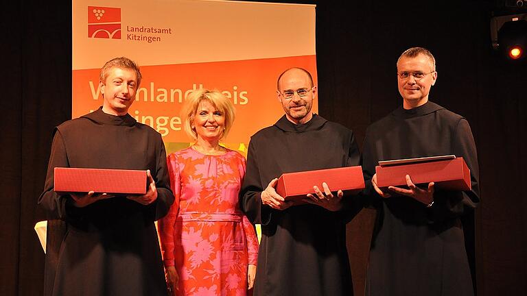 Der Integrationspreis des Landkreises Kitzingen wurde am Freitag an die Abtei Münsterschwarzach für ihre Arbeit mit Geflüchteten verliehen. Im Bild (von links) Br. Remigius Ziemba, Landrätin Tamara Bischof, Br. Abraham Sauer und Br. David Hergenröder.