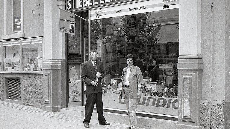 kg-rr-ed-Strlzyk-3       -  Undatiertes Bild von Peter Strelzyk und seiner Frau Doris vor ihrem Elektrogeschäft in Bad Kissingen.