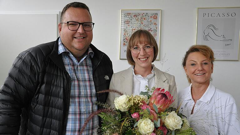 Bürgermeister Alexander Bergmann (von links) beglückwünschte Psychotherapeutin Lena Herrmann zur Eröffnung ihrer neuen Praxis. Kollegin Dr. Sabine Leucht freut sich über ihre neue Kollegin.