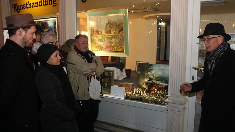 Matthias Endriß       -  Das Christkind in einer Schoko-Krippe, das gibt es entlang der „Gerolzhöfer Krippenstraße“ zu bewundern. In den Schaufenstern der Spitalstraße in der Gerolzhöfer Altstadt (Lkr. Schweinfurt) werden 18 Krippen jeden Abend weihnachtlich beleuchtet.  Auch Bethlehem-Szenen aus Blech, Porzellan und Muschel-Perlmutt hat der Krippenbauer Bruno Steger dafür gesammelt. Wer die Schoko-Krippe wohl am Dreikönigstag vernaschen darf?
Text: kv