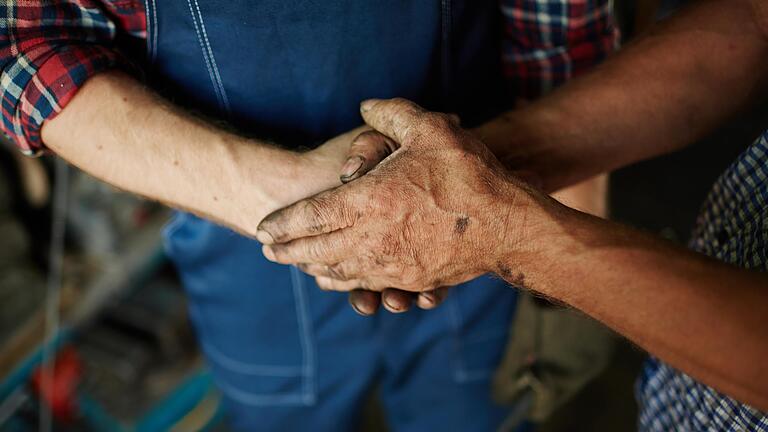 Abgemacht: Wenn ein Seniorchef seinen Betrieb an einen jüngeren Nachfolger übergibt, sollte das Experten zufolge schon Jahre vorher eingeleitet worden sein. Gerade im Handwerk ist die Unternehmensnachfolge ein drängendes Thema.