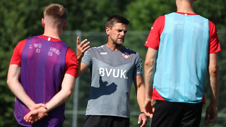 Ein Trainer auf Namenssuche: Torsten Ziegner (Mitte) hat so seine Mühe mit den Neuzugängen.