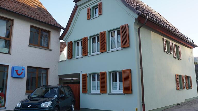 Ein Schmuckstück am Ortseingang von Bischofsheim. Das Haus von Inken und Georg Majerski wurde mit dem Sanierungspreis der Kreuzbergallianz bedacht.