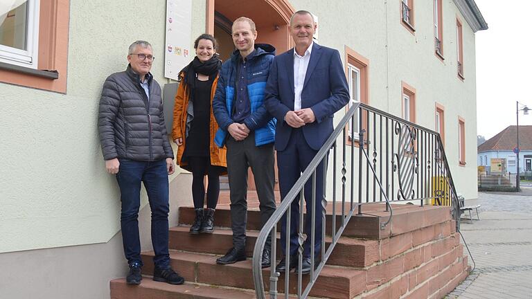 Kristin Jahn ist die neue Ansprechpartnerin des Familienstützpunkts in Marktheidenfeld. Christian Brand, Matthias Hanakam und Thomas Stamm (von links) begrüßten die neue Mitarbeiterin am Fränkischen Haus.