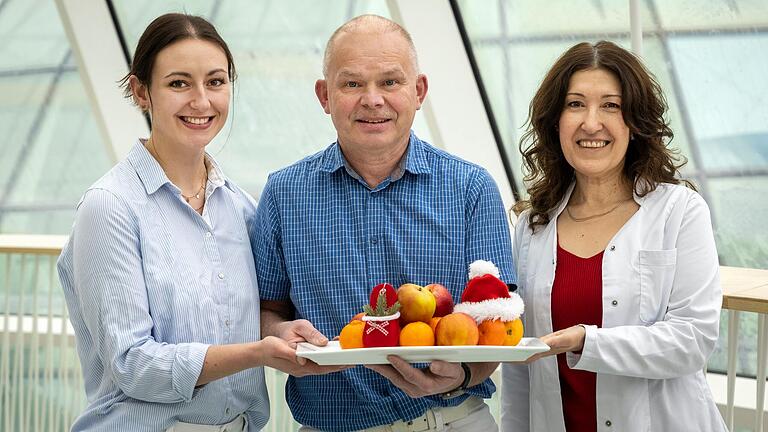 So schlemmt man sich gesund durch die Festtage: Das Team der Ernährungspraxis am Rhön-Klinikum Campus Bad Neustadt, von links die Ernährungsfachkräfte Lena Schneider und Günter Scheuring sowie Ernährungsmedizinerin Dr. Nagham Soda, gibt Tipps.