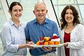 So schlemmt man sich gesund durch die Festtage: Das Team der Ernährungspraxis am Rhön-Klinikum Campus Bad Neustadt, von links die Ernährungsfachkräfte Lena Schneider und Günter Scheuring sowie Ernährungsmedizinerin Dr. Nagham Soda, gibt Tipps.