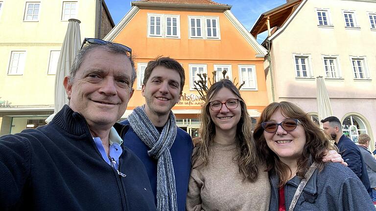 Die Familie Lichtenstein am Marktplatz von Bad Neustadt. Im Hintergrund ist das ehemalige Haus ihrer Familie zu sehen